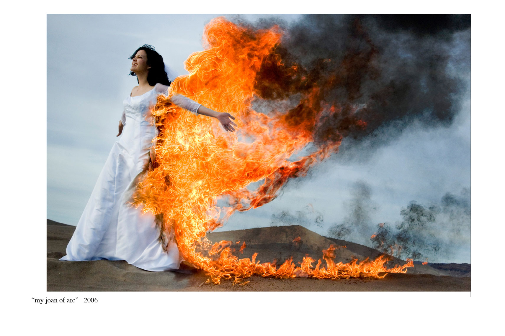 Хорошего человека не просто сыскать. Днём с огнём не сыщешь. Днем с огнем не сыскать. Женщина огонь прикол. Фотосессия сжечь свадебное платье.